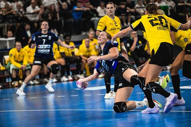 Nieke Kühne ( 9, HSG Blomberg-Lippe) geht im intensiven Zweikampf zu Boden und sichert den Ball gegen die Defensive von Borussia Dortmund. Die Szene zeigt den kämpferischen Einsatz beim REXEL SUPER CUP 2026 in der 1. Handball-Bundesliga am 22. August 2026 im SAP Garden München. Nieke Kühne ( 9, HSG Blomberg-Lippe) kämpft um den Ball gegen Borussia Dortmund *** Nieke Kühne 9, HSG Blomberg Lippe goes to the ground in an intense duel and secures the ball against Borussia Dortmund’s defense. The scene shows the fierce competition at the REXEL SUPER CUP 2026 in the 1st Handball Bundesliga on August 22, 2026, at SAP Garden Munich. Nieke Kühne 9, of HSG Blomberg Lippe, battles for the ball against Borussia Dortmund Copyright: xspeedshotx xDorianfrickx