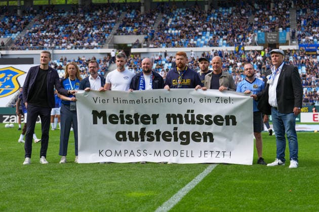 22.08.2026, xydrx, Fußball, DFB Pokal, 1. FC Saarbrücken - Hertha BSC, Saison 2026 2027, Ludwigsparkstadion: der 1.FC Saarbruecken und Hertha BSC posieren mit einem Meister müssen Aufsteigen Banner DFB regulations prohibit any use of photographs as image sequences and or quasi-video. *** August 22, 2026, xydrx, Soccer, DFB Cup, 1 FC Saarbrücken vs. Hertha BSC, 2026–2027 season, At Ludwigspark Stadium, 1 FC Saarbrücken and Hertha BSC pose with a Champions Must Be Promoted banner. DFB regulations prohibit any use of photographs as image sequences and or quasi-video. Copyright: HMBxMedia YannisxDreimann