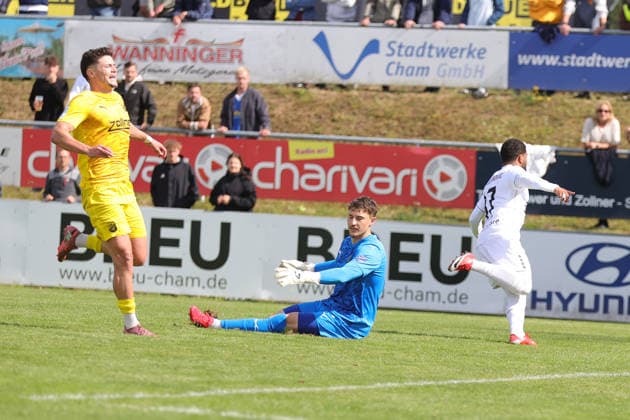 22.08.2026, Herren, Fussball, Regionalliga Bayern, Saison 2026 2027, 5. Spieltag: DJK Vilzing - FC Schweinfurt 05 Von links: Martin Tiefenbrunner (DJK Vilzing, 40) und Torwart Fabian Eutinger (DJK Vilzing, 01) bedient, Jason Prodanovic (FC Schweinfurt 05, 17) feiert sein Tor zum 1:0 Vilzing Manfred-Zollner-Stadion Bayern Deutschland *** August 22, 2026, Men s Soccer, Bavarian Regional League, 2026–2027 Season, Matchday 5: DJK Vilzing vs. FC Schweinfurt 05. From left: Martin Tiefenbrunner (DJK Vilzing), 40, and goalkeeper Fabian Eutinger (DJK Vilzing), 01, passes the ball; Jason Prodanovic of FC Schweinfurt 05, 17, celebrates his goal to make it 1–0 at Vilzing’s Manfred Zollner Stadium, Bavaria, Germany