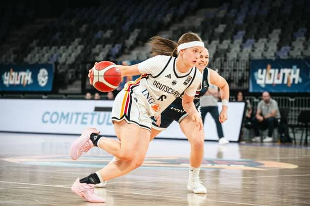 Eine Spielerin von Team Deutschland u16w treibt den Ball dynamisch nach vorne und wird dabei von einer Gegenspielerin der Turkey gedrängt. Die Szene zeigt intensiven Körperkontakt im Zweikampf in der Pitesti Arena. Deutschland u16w im Angriff mit Ball gegen Turkey *** A player from Team Germany U16w drives the ball forward dynamically and is pushed by an opponent from Turkey. The scene shows intense physical contact during a one-on-one battle at the Pitesti Arena, where Germany U16w is on the attack with the ball against Turkey. Copyright: xJoelxKruehlerx