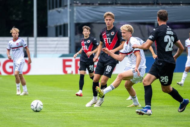Piet Scobel (1. FC Nuernberg, 19) kann den Ball von Tim Kloss (Viktoria Koeln, 18) nicht erreichen. Viktoria Koeln vs. 1. FC Nuernberg, Fussball, DFB-Pokal, 1. Runde, Saison 2026 2027, 22.08.2026 DFL DFB Regulations prohibit any use of Photographs as image sequences and or Quasivideo Viktoria Koeln vs. 1. FC Nuernberg, Fussball, DFB-Pokal, 1. Runde, Saison 2026 2027, 22.08.2026 Koeln *** Piet Scobel of 1 FC Nuremberg, No. 19, is unable to reach the ball from Tim Kloss of Viktoria Cologne, No. 18. Viktoria Cologne vs. 1 FC Nuremberg, Soccer, DFB Cup, 1st Round, 2026–2027 Season, August 22, 2026. DFL and DFB regulations prohibit any use of photographs as image sequences and or quasi-video. Viktoria Cologne vs. 1. FC Nuremberg, soccer, DFB Cup, 1st round, 2026–2027 season, August 22, 2026, Cologne Copyright: xEibner-Pressefoto ThomasxHaeslerx EP_THR