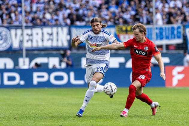 DFB-Pokal, 2026 2027, 1. Runde: MSV Duisburg - SV 07 Elversberg; 22.08.2026 Joshua Bitter (MSV Duisburg, 29), Cole Campbell (SV 07 Elversberg, 39) DFB-Pokal, 2026 2027, 1. Runde: MSV Duisburg - SV 07 Elversberg; Schauinsland-Reisen-Arena, Duisburg; 22.08.2026 DFB regulations prohibit any use of photographs as image sequences and or quasi video. *** DFB Cup, 2026–2027, First Round: MSV Duisburg vs. SV 07 Elversberg, August 22, 2026—Joshua Bitter (MSV Duisburg, 29) and Cole Campbell (SV 07 Elversberg, 39)—DFB Cup, 2026–2027, First Round: MSV Duisburg vs. SV 07 Elversberg, Schauinsland Reisen Arena, Duisburg, August 22, 2026. DFB regulations prohibit any use of photographs as image sequences and or quasi-video. Copyright: xBEAUTIFULxSPORTS Buriakovx