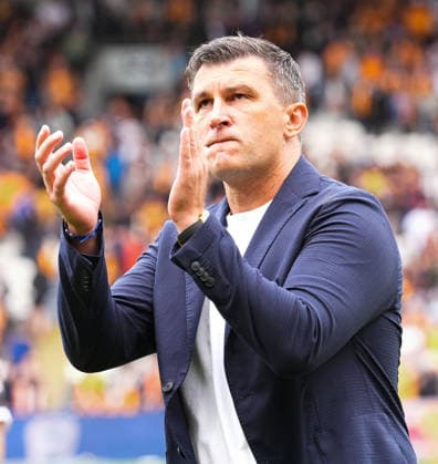 Hull City v Manchester United, ManU Premier League Hull City Head Coach Sergej Jakirovic thanks the fans after the Premier League match at the MKM Stadium, Hull 22 08 2026 UK Newspapers OUT Copyright: xMikexMartinx FIL-23813-0110