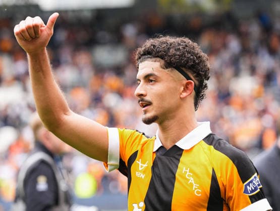 Hull City v Manchester United, ManU Premier League Mohamed Belloumi of Hull City thanks the fans after the Premier League match at the MKM Stadium, Hull 22 08 2026 UK Newspapers OUT Copyright: xMikexMartinx FIL-23813-0113