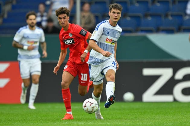 Duisburg, Schauinsland-Reisen-Arena, 22.08.26, GER, Herren, DFB-Pokal, 1.Runde, Saison 2026-2027: MSV Duisburg - SV Elversberg Bild: v.li. im Zweikampf Noah DARVICH (Elversberg) und Martin ENS (Duisburg) Only for editorial use! DFB regulations prohibit any use of photographs as image sequences and or quasi-video. Nordrhein-Westfalen Deutschland *** Duisburg, Schauinsland Reisen Arena, August 22, 2026, GER, Men s, DFB Cup, Round 1, 2026–2027 Season MSV Duisburg vs. SV Elversberg Photo (from left): Noah DARVICH (Elversberg) and Martin ENS (Duisburg) in a tackle. For editorial use only. DFB regulations prohibit any use of photographs as image sequences and or quasi-video. North Rhine-Westphalia, Germany