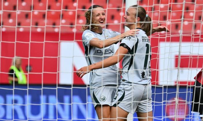 22.08.2026 - Fussball - Saison 2026 2027 - 1. Google Pixel Frauen Bundesliga - 01. Spieltag: 1. FC Nürnberg FCN ( Club Clubfrauen ) - VfL Wolfsburg - Sportfoto Zink - xwoxzix - Torjubel Jubel Freude nach Treffer Tor Torschuß zum 2:4 durch Weronika Arasniewicz (15, VfL Wolfsburg ) - *** August 22, 2026 Soccer Season 2026–2027 1 Google Pixel Women s Bundesliga Matchday 1 FC Nuremberg (FCN) Club Women s Team VfL Wolfsburg Sports photo by Zink xwoxzix Goal celebration Cheering Joy after a goal Goal Shot on goal to 2 4 by Weronika Arasniewicz 15, VfL Wolfsburg