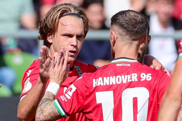 Lars Gindorf (Hannover 96) bejubelt seinen Treffer zum 0:2 mit Marcel Hartel (Hannover 96) waehrend des Spiels des DFB-Pokals zwischen SV Hemelingen und Hannover 96, Weserstadion am 22. August 2026 in Bremen, Deutschland. (Foto von Marco Steinbrenner DeFodi Images) +++ Lars Gindorf (Hannover 96) celebrates after scoring his teams second goal with Marcel Hartel (Hannover 96) during the DFB-Pokal match between SV Hemelingen and Hannover 96t at Weserstadion on August 22, 2026 in Bremen, Germany. (Photo by Marco Steinbrenner DeFodi Images) (Photo by Marco Steinbrenner DeFodi Images) - *** Lars Gindorf of Hannover 96 celebrates his goal—making the score 0–2—with Marcel Hartel of Hannover 96 during the DFB Cup match between SV Hemelingen and Hannover 96 at Weserstadion on August 22, 2026, in Bremen, Germany Photo by Marco Steinbrenner, DeFodi Images Lars Gindorf of Hannover 96 celebrates after scoring his team’s second goal with Marcel Hartel of Hannover 96 during the DFB Cup match between SV Hemelingen and Hannover 96 at Weserstadion on August 22, 2026 in Bremen, Germany. Photo by Marco Steinbrenner, DeFodi Images. Photo by Marco Steinbrenner, DeFodi Images