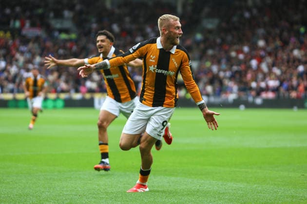 MKM Stadium KINGSTON UPON HULL, ENGLAND, AUGUST 22: Oli McBurnie of Hull City celebrates Semi Ajayi’s opening goal during a Premier League 2026-27 match between Hull City and Manchester United, ManU at MKM Stadium on August 22, 2026 in Kingston upon Hull, England. (Photo by Zach Forster Sports Press Photo) (Zach Forster Sports Press Photo SPP)  Copyright: xZachxForster SportsxPressxPhotox xSPPx Sportspressphoto_SPR212291