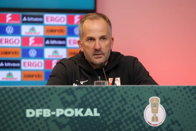 22.08.2026, xtgx, Fussball DFB-Pokal 1. Runde, FC Energie Cottbus - FC Augsburg, v.l. Manuel Baum (Augsburg, Trainer) PK Pressekonferenz (DFL DFB REGULATIONS PROHIBIT ANY USE OF PHOTOGRAPHS as IMAGE SEQUENCES and or QUASI-VIDEO) Cottbus *** August 22, 2026, xtgx, Soccer DFB Cup 1st Round, FC Energie Cottbus vs. FC Augsburg, from left: Manuel Baum (Augsburg), Coach, Press Conference, DFL, DFB REGULATIONS PROHIBIT ANY USE OF PHOTOGRAPHS AS IMAGE SEQUENCES AND OR QUASI-VIDEO, Cottbus