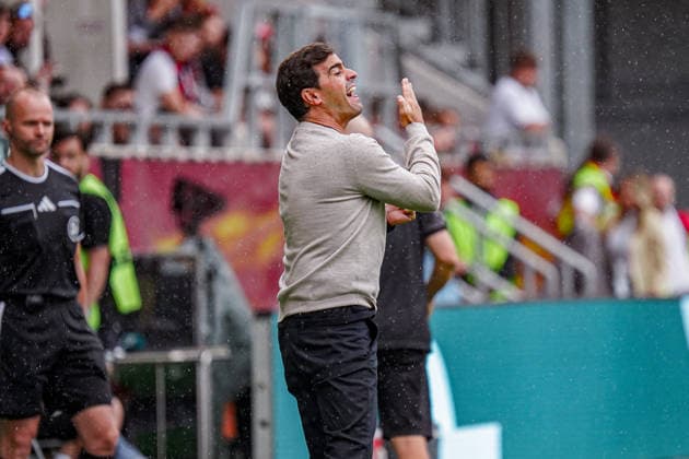 Deutschland: Fussball Saison 2026 2027 , DFB-Pokal Runde 1 1. Runde , SV Wehen Wiesbaden vs. Bayer Leverkusen - Brita-Arena (Wiesbaden) : Carles Martinez Carles Martinez (Trainer, Bayer 04 Leverkusen) Geste, Gestik, Emotion Wiesbaden Brita-Arena Deutschland Germany *** Germany Soccer Season 2026–2027, DFB Cup Round 1, SV Wehen Wiesbaden vs. Bayer Leverkusen, Brita Arena, Wiesbaden, Carles Martinez, Carles Martinez (Coach), Bayer 04 Leverkusen, Gesture, Body Language, Emotion, Wiesbaden, Brita Arena, Germany Copyright: xBennetxLongx