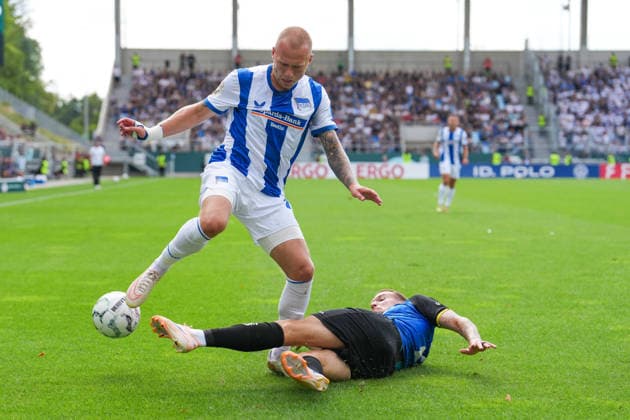22.08.2026, xydrx, Fußball, DFB Pokal, 1. FC Saarbrücken - Hertha BSC, Saison 2026 2027, Ludwigsparkstadion: Jon Dagur Thorsteinsson (Hertha BSC, 23) im Zweikampf gegen Niko Bretschneider (1.FC Saarbruecken, 28) DFB regulations prohibit any use of photographs as image sequences and or quasi-video. *** August 22, 2026, xydrx, Soccer, DFB Cup, 1 FC Saarbrücken vs. Hertha BSC, 2026–2027 season, Ludwigsparkstadion, Jon Dagur Thorsteinsson (Hertha BSC), No. 23 in a tackle against Niko Bretschneider (1 FC Saarbrücken), No. 28. DFB regulations prohibit any use of photographs as image sequences and or quasi-video. Copyright: HMBxMedia YannisxDreimann
