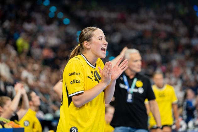 HSG Blomberg-Lippe (GER) vs. Borussia Dortmund (GER), Handball, 1. Handball Bundesliga Frauen, Rexel Supercup 2026, Saison 2026 2027, Muenchen, 22.08.2026 Lara Egeling (Borussia Dortmund, 44) motiviert ihre Mitspielerinnen Muenchen SAP Garden Deutschland *** HSG Blomberg Lippe (GER) vs. Borussia Dortmund (GER), Handball, Women s Handball Bundesliga, Rexel Supercup 2026, 2026–2027 Season, Munich, August 22, 2026—Lara Egeling of Borussia Dortmund, No. 44, motivates her teammates at the SAP Garden in Munich, Germany