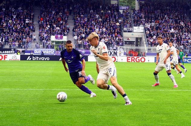 Nathan De Cat (Hoffenheim) am Ball , links Patrick Kapp (Aue) Fußball DFB-Pokal 2026 27 FC Erzgebirge Aue - TSG Hoffenheim am 22.8.2026 Erzgebirge Aue - TSG Hoffenheim *** Nathan De Cat of Hoffenheim with the ball; on the left, Patrick Kapp of Aue; Soccer; DFB Cup 2026–27; FC Erzgebirge Aue vs. TSG Hoffenheim on August 22, 2026; Erzgebirge Aue vs. TSG Hoffenheim
