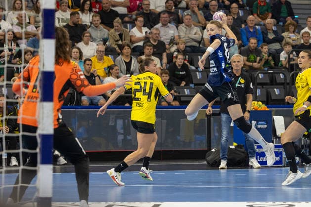 Shot on goal by Karolina Jurenczyk (HSG Blomberg-Lippe, 81), HSG Blomberg-Lippe vs. Borussia Dortmund, Handball, HBL, REXEL SUPER CUP, 2026, 22.08.2026 Munich SAP Garden Germany Copyright: xPFA BjörnxKeckerx