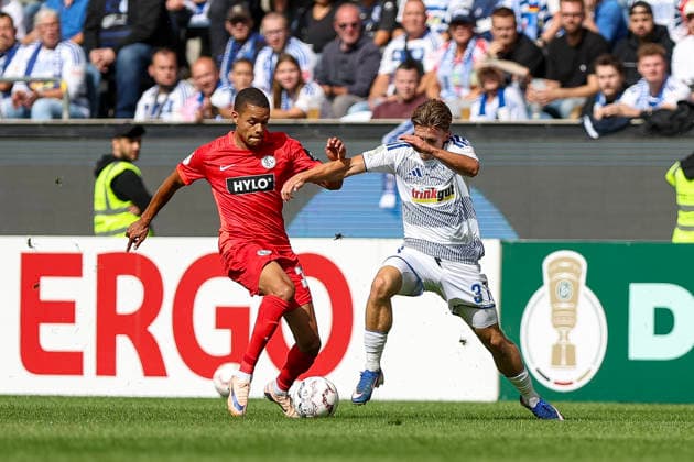 22.08.2026, GER, Fussball, Herren, DFB-Pokal, Saison 2026 2027, MSV Duisburg - SV Elversberg Jan Gyamerah (SVE) und Patrick Sussek (Duisburg) im Kampf um den Ball Duisburg schauinsland-reisen Arena Nordrhein-Westfalen Deutschland *** August 22, 2026, GER, Soccer, Men s, DFB Cup, 2026–2027 Season, MSV Duisburg vs. SV Elversberg; Jan Gyamerah (SVE) and Patrick Sussek (Duisburg) battle for the ball; Duisburg, Schauinsland, Arena, North Rhine-Westphalia, Germany Copyright: xAdrianxSchlüterx