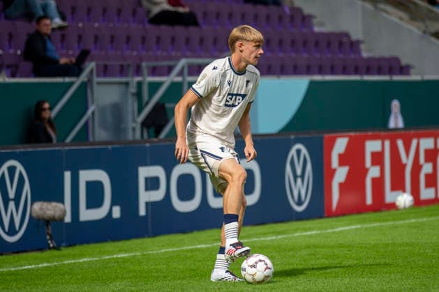 GER, Aue, Fussball, DFB-Pokal, 1. Hauptrunde, FC Erzgebirge Aue vs. TSG 1899 Hoffenheim im Bild v.l.: Nathan De Cat (TSG Hoffenheim 17), Aktion mit Ball 22.08.2026, EINS Erzgebirgsstadion Aue DFB REGULATIONS PROHIBIT ANY USE OF PHOTOGRAPHS AS IMAGE SEQUENCES AND OR QUASI-VIDEO, *** GER, Aue, Soccer, DFB Cup, 1st Round, FC Erzgebirge Aue vs. TSG 1899 Hoffenheim (pictured, from left: Nathan De Cat, TSG Hoffenheim 17, in action with the ball, August 22, 2026), EINS Erzgebirgsstadion Aue DFB REGULATIONS PROHIBIT ANY USE OF PHOTOGRAPHS AS IMAGE SEQUENCES AND OR QUASI-VIDEO, Copyright: HMBxMedia PaulxFritz
