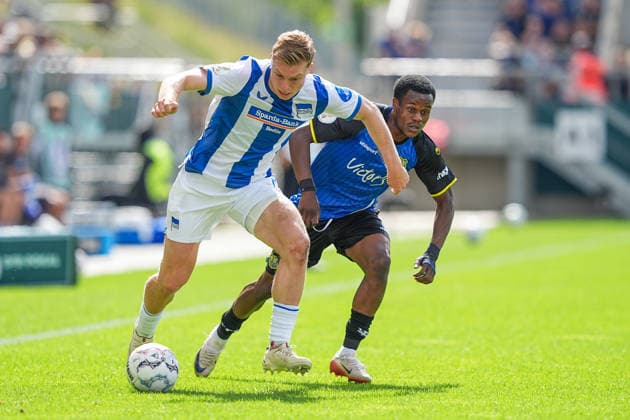 22.08.2026, xydrx, Fußball, DFB Pokal, 1. FC Saarbrücken - Hertha BSC, Saison 2026 2027, Ludwigsparkstadion: Julian Eitschberger (Hertha BSC, 2) im Zweikampf gegen Abdenego Nankishi (1.FC Saarbruecken, 17) DFB regulations prohibit any use of photographs as image sequences and or quasi-video. *** August 22, 2026, xydrx, Soccer, DFB Cup, 1 FC Saarbrücken vs. Hertha BSC, 2026–2027 season, Ludwigsparkstadion, Julian Eitschberger (Hertha BSC), No. 2 in a tackle against Abdenego Nankishi (1 FC Saarbrücken), 17. DFB regulations prohibit any use of photographs as image sequences and or quasi-video Copyright: HMBxMedia YannisxDreimann