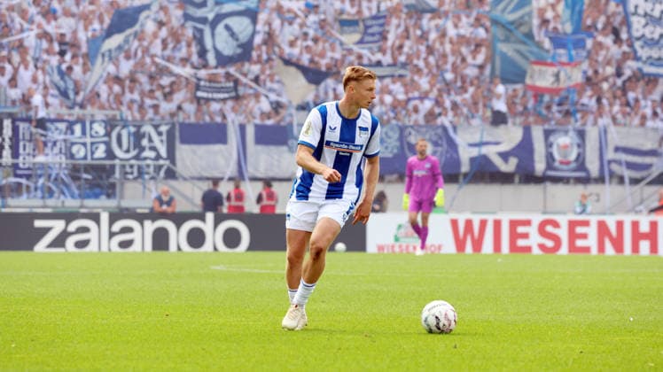22.08.2026, xrekx, Fussball DFB Pokal 1.Runde, 1.FC Saarbruecken - Hertha BSC Berlin v.l. Julian Eitschberger (Hertha BSC) (DFL DFB REGULATIONS PROHIBIT ANY USE OF PHOTOGRAPHS as IMAGE SEQUENCES and or QUASI-VIDEO) Saarbruecken *** August 22, 2026, xrekx, Soccer DFB Cup First Round, 1 FC Saarbrücken vs. Hertha BSC Berlin by Julian Eitschberger, Hertha BSC. DFL and DFB regulations prohibit any use of photographs as image sequences and or quasi-video. Saarbrücken