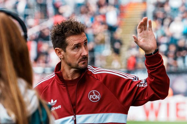 Deutschland, Köln (Sportpark Höhenberg): DFB-Pokal, 1. Runde, FC Viktoria Köln - 1. FC Nürnberg, Miroslav Klose (Trainer 1. FC Nürnberg) winkt Fans vor dem Spiel, Begrüßung *** Germany, Cologne, Sportpark Höhenberg, DFB Cup, 1st Round, FC Viktoria Cologne vs. 1. FC Nuremberg; Miroslav Klose, coach of 1. FC Nuremberg, waves to fans before the game; greeting Copyright: xThiemoxRudolphx