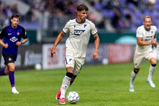 GER, Aue, Fussball, DFB-Pokal, 1. Hauptrunde, FC Erzgebirge Aue vs. TSG 1899 Hoffenheim im Bild v.l.: Adam Hlozek (TSG Hoffenheim 10), Aktion mit Ball 22.08.2026, EINS Erzgebirgsstadion Aue DFB REGULATIONS PROHIBIT ANY USE OF PHOTOGRAPHS AS IMAGE SEQUENCES AND OR QUASI-VIDEO, *** GER, Aue, Soccer, DFB Cup, 1st Round, FC Erzgebirge Aue vs. TSG 1899 Hoffenheim (pictured, from left): Adam Hlozek (TSG Hoffenheim, No. 10), in action with the ball, August 22, 2026, EINS Erzgebirgsstadion Aue DFB REGULATIONS PROHIBIT ANY USE OF PHOTOGRAPHS AS IMAGE SEQUENCES AND OR QUASI-VIDEO, Copyright: HMBxMedia PaulxFritz