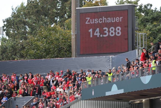 14.388 Zuschauer sahen das Spiel im LEAG Energie Stadion. Fussball DFB-Pokal 1. Hauptrunde 2026 2027 FC Energie Cottbus - FC Augsburg *** 14,388 spectators watched the game at the LEAG Energie Stadium: DFB Cup 1, First Round, 2026–2027, FC Energie Cottbus vs. FC Augsburg