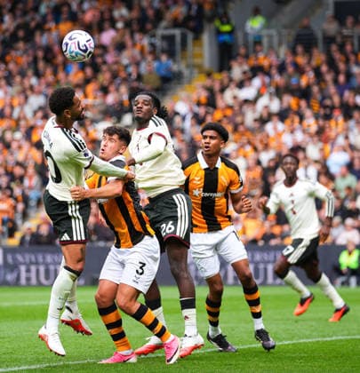 Hull City v Manchester United, ManU Premier League Ryan Giles of Hull City (second left) battles for the ball with Matheus Cunha (left) and Ayden Heaven (third left) of Manchester United during the Premier League match at the MKM Stadium, Hull 22 08 2026 UK Newspapers OUT Copyright: xMikexMartinx FIL-23813-0120