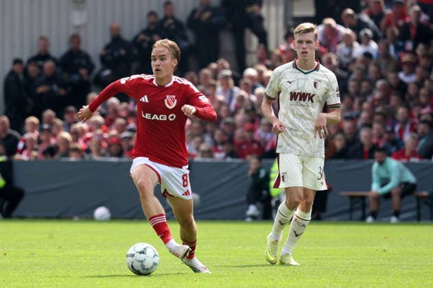 8 Lukas Michelbrink (Energie Cottbus, l.) Fussball DFB-Pokal 1. Hauptrunde 2026 2027 FC Energie Cottbus - FC Augsburg *** 8 Lukas Michelbrink, Energie Cottbus; soccer, DFB Cup, 1st round, 2026–2027, FC Energie Cottbus vs. FC Augsburg