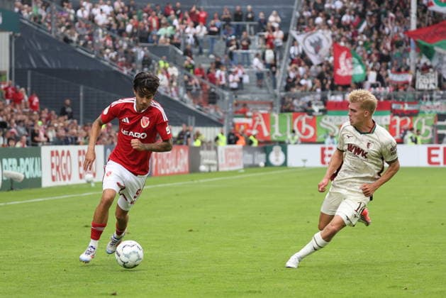 9 Lucas Copado (Energie Cottbus, l.), 16 Hennes Behrens (FC Augsburg) Fussball DFB-Pokal 1. Hauptrunde 2026 2027 FC Energie Cottbus - FC Augsburg *** 9 Lucas Copado, Energie Cottbus, l, 16 Hennes Behrens, FC Augsburg, Soccer, DFB Cup, 1st Round, 2026–2027, FC Energie Cottbus, FC Augsburg