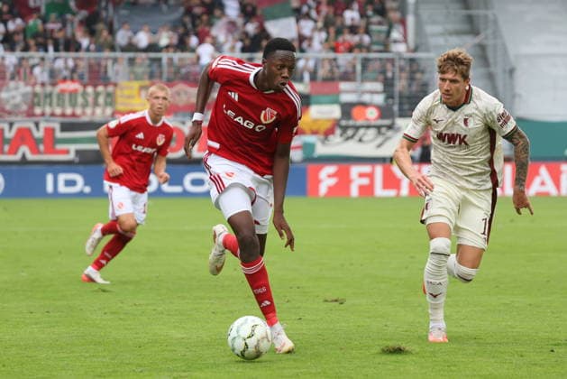 2 King Manu (Energie Cottbus, l.), 17 Kristijan Jakic (FC Augsburg) Fussball DFB-Pokal 1. Hauptrunde 2026 2027 FC Energie Cottbus - FC Augsburg *** 2 King Manu, Energie Cottbus, l, 17 Kristijan Jakic, FC Augsburg, Soccer, DFB Cup, 1st Round, 2026–2027, FC Energie Cottbus, FC Augsburg