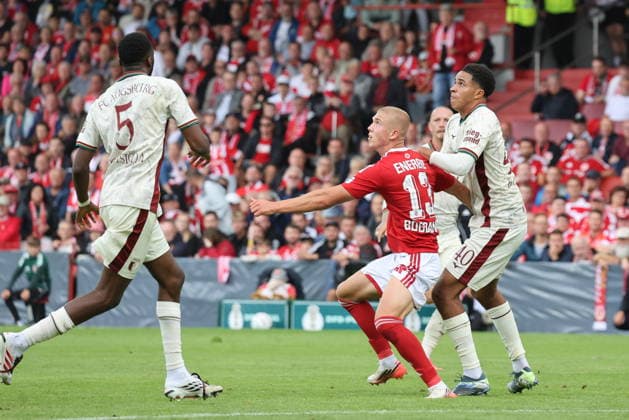 13 Dmytro Bogdanov (Energie Cottbus, M.) im Duell mit 40 Nahkai Dominic Banks (FC Augsburg) Fussball DFB-Pokal 1. Hauptrunde 2026 2027 FC Energie Cottbus - FC Augsburg *** 13 Dmytro Bogdanov (Energie Cottbus), M, in a duel with 40 Nahkai Dominic Banks (FC Augsburg) Soccer DFB Cup 1st Round 2026–2027 FC Energie Cottbus FC Augsburg