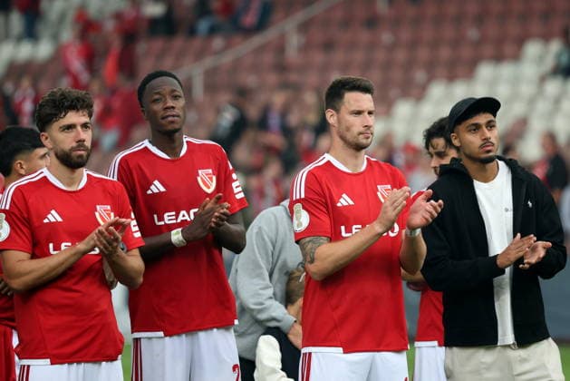 Die Cottbuser Mannschaft bedankt sich bei den Fans. Fussball DFB-Pokal 1. Hauptrunde 2026 2027 FC Energie Cottbus - FC Augsburg *** The Cottbus team thanks the fans: Soccer, DFB Cup, 1st Round, 2026–2027, FC Energie Cottbus vs. FC Augsburg