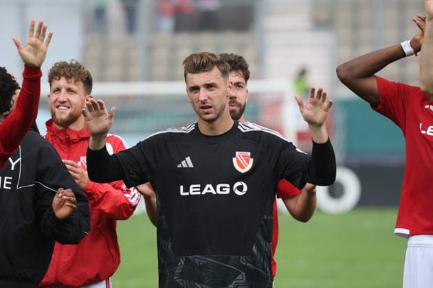 Die Cottbuser Mannschaft bedankt sich bei den Fans - 1 Marcel Lotka (Energie Cottbus) Fussball DFB-Pokal 1. Hauptrunde 2026 2027 FC Energie Cottbus - FC Augsburg *** The Cottbus team thanks the fans 1 Marcel Lotka Energie Cottbus Soccer DFB Cup 1 First Round 2026 2027 FC Energie Cottbus FC Augsburg