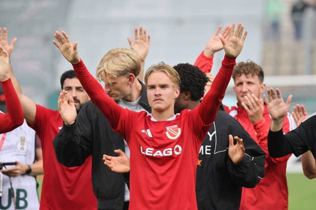 Die Cottbuser Mannschaft bedankt sich bei den Fans - 8 Lukas Michelbrink (Energie Cottbus) Fussball DFB-Pokal 1. Hauptrunde 2026 2027 FC Energie Cottbus - FC Augsburg *** The Cottbus team thanks the fans 8 Lukas Michelbrink Energie Cottbus Soccer DFB Cup 1st Round 2026–2027 FC Energie Cottbus FC Augsburg