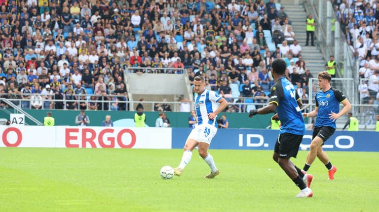 22.08.2026, xrekx, Fussball DFB Pokal 1.Runde, 1.FC Saarbruecken - Hertha BSC Berlin v.l. Paul Seguin (Hertha BSC) (DFL DFB REGULATIONS PROHIBIT ANY USE OF PHOTOGRAPHS as IMAGE SEQUENCES and or QUASI-VIDEO) Saarbruecken *** August 22, 2026, xrekx, Soccer, DFB Cup, First Round, 1 FC Saarbrücken vs. Hertha BSC Berlin (Paul Seguin, Hertha BSC) DFL DFB regulations prohibit any use of photographs as image sequences and or quasi-video. Saarbrücken