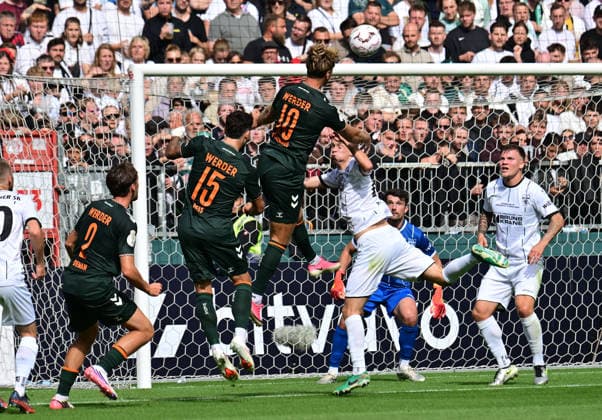 22.08.2026,GER Fußball, Männer,DFB Pokal, 1.Runde Saison 2026 2027, Hamburg, Lüneburger SK vs Werder Bremen Niclas Füllkrug (Werder 10) versucht vorbei an Torwart Tommy Henze (Pauli 01) ein Tor zu schiessen DFB DFL regulations prohibit any use of photographs as image sequences and or quasi-video) Hamburg Millerntorstadion Hamburg Deutschland *** August 22, 2026, German Soccer, Men s, DFB Cup, 1st Round, 2026–2027 Season, Hamburg, Lüneburger SK vs. Werder Bremen: Niclas Füllkrug (Werder 10) attempts to score a goal past goalkeeper Tommy Henze (Pauli 01). DFB and DFL regulations prohibit any use of photographs as image sequences and or quasi-video. Hamburg Millerntor Stadium, Hamburg, Germany Copyright: xnordphotoxGmbH xWitkex