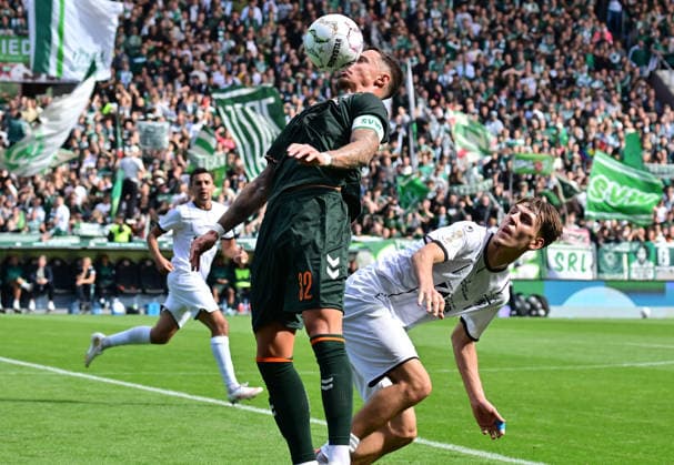 22.08.2026,GER Fußball, Männer,DFB Pokal, 1.Runde Saison 2026 2027, Hamburg, Lüneburger SK vs Werder Bremen Marco Friedl (Werder 32) versucht sich gegen Tjark Dörr (Lüneburg 20) durchzusetzen DFB DFL regulations prohibit any use of photographs as image sequences and or quasi-video) Hamburg Millerntorstadion Hamburg Deutschland *** August 22, 2026, German Soccer, Men, DFB Cup, 1st Round, 2026–2027 Season, Hamburg, Lüneburger SK vs. Werder Bremen: Marco Friedl (Werder, 32) tries to get past Tjark Dörr (Lüneburg, 20). DFB and DFL regulations prohibit any use of photographs as image sequences and or quasi-video. Hamburg Millerntorstadion, Hamburg, Germany Copyright: xnordphotoxGmbH xWitkex