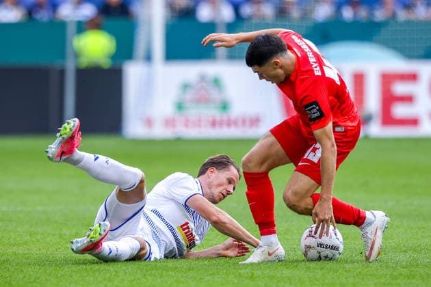 2026.08.22, xkwix, Fußball, DFB-Pokal, MSV Duisburg - SV Elversberg, Schauinsland-Reisen-Arena, 1.Runde, Saison 2026 2027: Christian Viet (MSV Duisburg 10) im Zweikampf gegen Felix Keidel (SV Elversberg 43) DFB regulations prohibit any use of photographs as image sequences and or quasi-video. Photo: xKamilxWilkowskixPressefotoKochx Nordrhein-Westfalen Deutschland *** August 22, 2026, xkwix, Soccer, DFB Cup, MSV Duisburg vs. SV Elversberg, Schauinsland Reisen Arena, 1st Round, 2026–2027 Season: Christian Viet (MSV Duisburg, No. 10) in a tackle against Felix Keidel (SV Elversberg, No. 43). DFB regulations prohibit any use of photographs as image sequences and or quasi-video. Photo: xKamilxWilkowskixPressefotoKochx, North Rhine-Westphalia, Germany