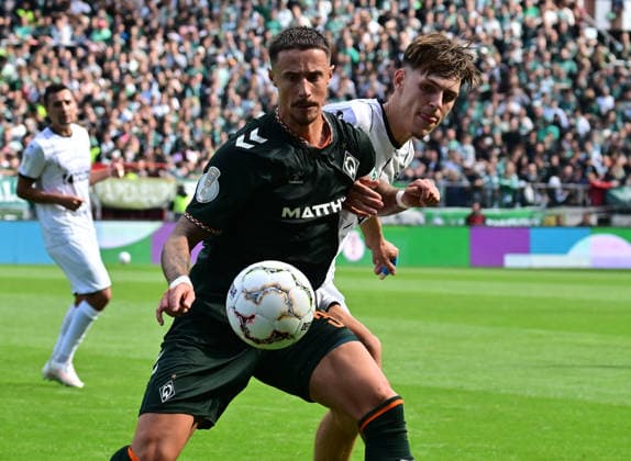 22.08.2026,GER Fußball, Männer,DFB Pokal, 1.Runde Saison 2026 2027, Hamburg, Lüneburger SK vs Werder Bremen Marco Friedl (Werder 32) versucht sich gegen Tjark Dörr (Lüneburg 20) durchzusetzen DFB DFL regulations prohibit any use of photographs as image sequences and or quasi-video) Hamburg Millerntorstadion Hamburg Deutschland *** August 22, 2026, German Soccer, Men, DFB Cup, 1st Round, 2026–2027 Season, Hamburg, Lüneburger SK vs. Werder Bremen: Marco Friedl (Werder, 32) tries to get past Tjark Dörr (Lüneburg, 20). DFB and DFL regulations prohibit any use of photographs as image sequences and or quasi-video. Hamburg Millerntorstadion, Hamburg, Germany Copyright: xnordphotoxGmbH xWitkex
