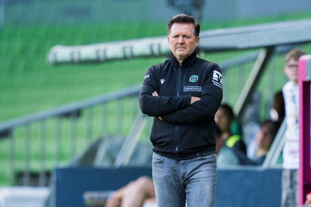 22.08.2026 - Fußball, 2026 2027, DFB-Pokal, 1. Hauptrunde, SV Hemelingen - Hannover 96: Christian Titz (Trainer - Hannover) DFB REGULATIONS PROHIBIT ANY USE OF PHOTOGRAPHS AS IMAGE SEQUENCES AND OR QUASI-VIDEO. *** August 22, 2026 Soccer, 2026–2027, DFB Cup, 1st Round, SV Hemelingen vs. Hannover 96, Christian Titz, Coach, Hannover. DFB regulations prohibit any use of photographs as image sequences and or quasi-video.