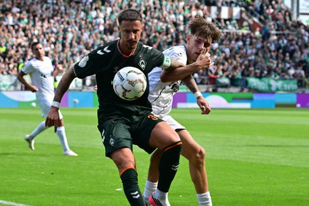 22.08.2026,GER Fußball, Männer,DFB Pokal, 1.Runde Saison 2026 2027, Hamburg, Lüneburger SK vs Werder Bremen Marco Friedl (Werder 32) versucht sich gegen Tjark Dörr (Lüneburg 20) durchzusetzen DFB DFL regulations prohibit any use of photographs as image sequences and or quasi-video) Hamburg Millerntorstadion Hamburg Deutschland *** August 22, 2026, German Soccer, Men, DFB Cup, 1st Round, 2026–2027 Season, Hamburg, Lüneburger SK vs. Werder Bremen: Marco Friedl (Werder, 32) tries to get past Tjark Dörr (Lüneburg, 20). DFB and DFL regulations prohibit any use of photographs as image sequences and or quasi-video. Hamburg Millerntorstadion, Hamburg, Germany Copyright: xnordphotoxGmbH xWitkex