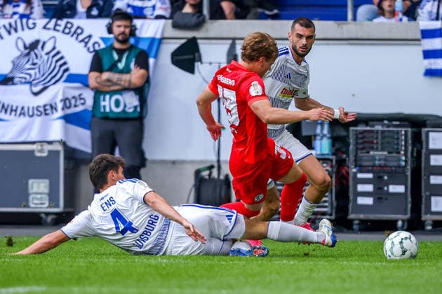 2026.08.22, xkwix, Fußball, DFB-Pokal, MSV Duisburg - SV Elversberg, Schauinsland-Reisen-Arena, 1.Runde, Saison 2026 2027: Martin Ens (MSV Duisburg 4) im Zweikampf gegen Cole Campbell (SV Elversberg 39) DFB regulations prohibit any use of photographs as image sequences and or quasi-video. Photo: xKamilxWilkowskixPressefotoKochx Nordrhein-Westfalen Deutschland *** August 22, 2026, xkwix, Soccer, DFB Cup, MSV Duisburg vs. SV Elversberg, Schauinsland Reisen Arena, Round 1, 2026–2027 season: Martin Ens of MSV Duisburg (4) battles for the ball against Cole Campbell of SV Elversberg (39). DFB regulations prohibit any use of photographs as image sequences and or quasi-video. Photo: xKamilxWilkowskixPressefotoKochx, North Rhine-Westphalia, Germany