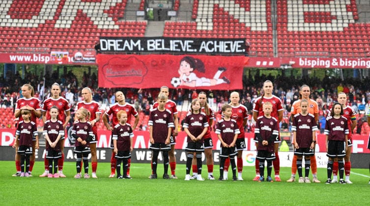 22.08.2026 - Fussball - Saison 2026 2027 - 1. Google Pixel Frauen Bundesliga - 01. Spieltag: 1. FC Nürnberg FCN ( Club Clubfrauen ) - VfL Wolfsburg - Sportfoto Zink - xwoxzix - Mannschaft Team FCN vor Spielbeginn *** August 22, 2026 Soccer Season 2026–2027 1 Google Pixel Women s Bundesliga Matchday 1 FC Nuremberg (FCN) Club Women s Team VfL Wolfsburg Sports Photo by Zink xwoxzix FCN Team Before Kickoff