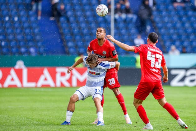 2026.08.22, xkwix, Fußball, DFB-Pokal, MSV Duisburg - SV Elversberg, Schauinsland-Reisen-Arena, 1.Runde, Saison 2026 2027: Jan Gyamerah (SV Elversberg 30) im Zweikampf gegen Patrick Sussek (MSV Duisburg 37) DFB regulations prohibit any use of photographs as image sequences and or quasi-video. Photo: xKamilxWilkowskixPressefotoKochx Nordrhein-Westfalen Deutschland *** August 22, 2026, xkwix, Soccer, DFB Cup, MSV Duisburg vs. SV Elversberg, Schauinsland Reisen Arena, Round 1, 2026–2027 Season: Jan Gyamerah of SV Elversberg (30) in a tackle against Patrick Sussek of MSV Duisburg (37). DFB regulations prohibit any use of photographs as image sequences and or quasi-video. Photo: xKamilxWilkowskixPressefotoKochx, North Rhine-Westphalia, Germany