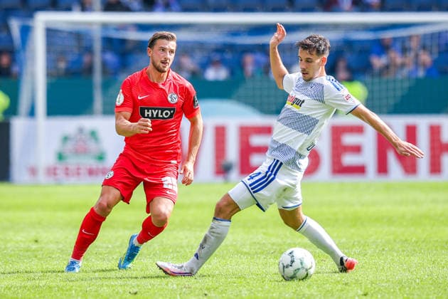 2026.08.22, xkwix, Fußball, DFB-Pokal, MSV Duisburg - SV Elversberg, Schauinsland-Reisen-Arena, 1.Runde, Saison 2026 2027: Lukas Petkov (SV Elversberg 25) im Zweikampf gegen Martin Ens (MSV Duisburg 4) DFB regulations prohibit any use of photographs as image sequences and or quasi-video. Photo: xKamilxWilkowskixPressefotoKochx Nordrhein-Westfalen Deutschland *** August 22, 2026, xkwix, Soccer, DFB Cup, MSV Duisburg vs. SV Elversberg, Schauinsland Reisen Arena, Round 1, 2026–2027 season: Lukas Petkov (SV Elversberg) 25 in a tackle against Martin Ens (MSV Duisburg) 4. DFB regulations prohibit any use of photographs as image sequences and or quasi-video. Photo: xKamilxWilkowskixPressefotoKochx, North Rhine-Westphalia, Germany