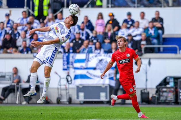 2026.08.22, xkwix, Fußball, DFB-Pokal, MSV Duisburg - SV Elversberg, Schauinsland-Reisen-Arena, 1.Runde, Saison 2026 2027: Martin Ens (MSV Duisburg 4) Koepft im Zweikampf gegen Cole Campbell (SV Elversberg 39) DFB regulations prohibit any use of photographs as image sequences and or quasi-video. Photo: xKamilxWilkowskixPressefotoKochx Nordrhein-Westfalen Deutschland *** August 22, 2026, xkwix, Soccer, DFB Cup, MSV Duisburg vs. SV Elversberg, Schauinsland Reisen Arena, 1st Round, 2026–2027 Season: Martin Ens of MSV Duisburg 4 heads the ball in a duel against Cole Campbell of SV Elversberg 39. DFB regulations prohibit any use of photographs as image sequences and or quasi-video. Photo: xKamilxWilkowskixPressefotoKochx, North Rhine-Westphalia, Germany