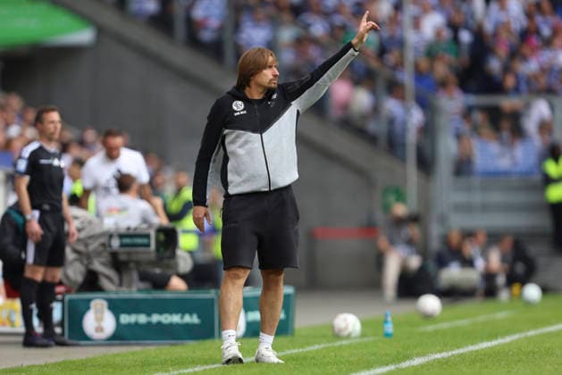 Trainer Vincent Wagner (SV 07 Elversberg) gestikuliert, Gestik waehrend des Spiels der 1. Runde des DFB-Pokal zwischen MSV Duisburg und SV 07 Elversberg, Schauinsland-Reisen-Arena am 22. August 2026 in Duisburg, Deutschland. (Foto von Oliver Kaelke DeFodi Images) +++ Trainer Vincent Wagner (SV 07 Elversberg) gestures during the 1st round match of the DFB-Pokal between MSV Duisburg and SV 07 Elversberg at Schauinsland-Reisen-Arena on August 22, 2026 in Duisburg, Germany. (Photo by Oliver Kaelke DeFodi Images) DFB DFL REGULATIONS PROHIBIT ANY USE OF PHOTOGRAPHS AS IMAGE SEQUENCES AND OR QUASI-VIDEO. (Photo by Oliver Kaelke DeFodi Images) - *** SV 07 Elversberg coach Vincent Wagner gestures during the first-round match of the DFB Cup between MSV Duisburg and SV 07 Elversberg at the Schauinsland Reisen Arena on August 22, 2026, in Duisburg, Germany. Photo by Oliver Kaelke, DeFodi Images. Coach Vincent Wagner of SV 07 Elversberg gestures during the first-round match of the DFB Cup between MSV Duisburg and SV 07 Elversberg at Schauinsland Reisen Arena on August 22, 2026 in Duisburg, Germany. Photo by Oliver Kaelke, DeFodi Images. DFB and DFL regulations prohibit any use of photographs as image sequences and or quasi-video. Photo by Oliver Kaelke, DeFodi Images.