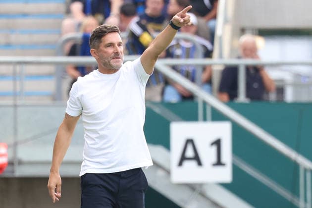 22.08.2026, xrekx, Fussball DFB Pokal 1.Runde, 1.FC Saarbruecken - Hertha BSC Berlin v.l. Stefan Leitl Trainer (Hertha BSC) gibt Anweisungen, gestikuliert, mit den Armen gestikulieren gives instructions, gesticulate (DFL DFB REGULATIONS PROHIBIT ANY USE OF PHOTOGRAPHS as IMAGE SEQUENCES and or QUASI-VIDEO) Saarbruecken *** August 22, 2026, xrekx, Soccer DFB Cup 1st Round, 1. FC Saarbrücken vs. Hertha BSC Berlin – Stefan Leitl, Hertha BSC coach, gives instructions, gesticulates with his arms, gesticulates DFL DFB REGULATIONS PROHIBIT ANY USE OF PHOTOGRAPHS as IMAGE SEQUENCES and or QUASI-VIDEO Saarbrücken
