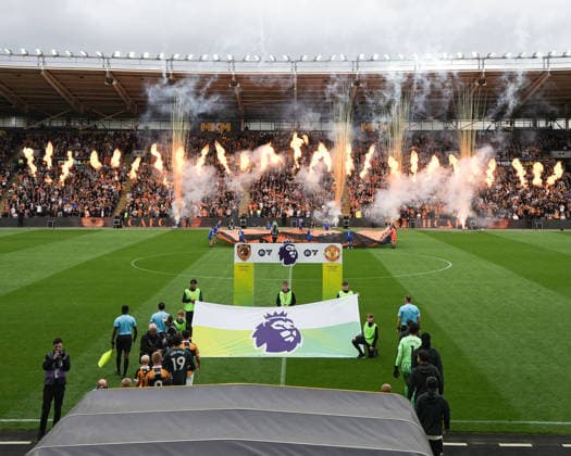 Hull City v Manchester United, ManU Premier League Fireworks greet the players before the Premier League match at the MKM Stadium, Hull 22 08 2026 UK Newspapers OUT Copyright: xMikexMartinx FIL-23813-0129