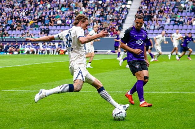 Wouter Burger (TSG 1899 Hoffenheim, 18) am Ball gegen Bastian Strietzel (FC Erzgebirge Aue, 05), FC Erzgebirge Aue vs. TSG Hoffenheim, Fussball, DFB Pokal, 1. Runde, Saison 2026 2027, 22.08.2026,¨ DFL REGULATIONS PROHIBIT ANY USE OF PHOTOGRAPHS AS IMAGE SEQUENCES AND OR QUASI-VIDEO,¨ FC Erzgebirge Aue vs. TSG Hoffenheim, Fussball, DFB Pokal, 1. Runde, Saison 2026 2027, 22.08.2026, Aue *** Wouter Burger (TSG 1899 Hoffenheim), 18, in possession against Bastian Strietzel (FC Erzgebirge Aue), 05, FC Erzgebirge Aue vs. TSG Hoffenheim, soccer, DFB Cup, Round 1, 2026–2027 season, August 22, 2026, DFL regulations prohibit any use of photographs as image sequences and or quasi-video, FC Erzgebirge Aue vs. TSG Hoffenheim, Soccer, DFB Cup, Round 1, 2026–2027 Season, August 22, 2026, Aue Copyright: xEibner-Pressefoto LauraxRoemerx EP_LRR
