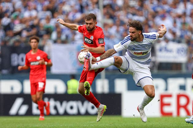Lukasz Poreba (SV 07 Elversberg) und Lex-Tyger Lobinger (MSV Duisburg) im Zweikampf waehrend des Spiels der 1. Runde des DFB-Pokal zwischen MSV Duisburg und SV 07 Elversberg, Schauinsland-Reisen-Arena am 22. August 2026 in Duisburg, Deutschland. (Foto von Oliver Kaelke DeFodi Images) +++ Lukasz Poreba (SV 07 Elversberg) und Lex-Tyger Lobinger (MSV Duisburg) battle for the ball during the 1st round match of the DFB-Pokal between MSV Duisburg and SV 07 Elversberg at Schauinsland-Reisen-Arena on August 22, 2026 in Duisburg, Germany. (Photo by Oliver Kaelke DeFodi Images) DFB DFL REGULATIONS PROHIBIT ANY USE OF PHOTOGRAPHS AS IMAGE SEQUENCES AND OR QUASI-VIDEO. (Photo by Oliver Kaelke DeFodi Images) - *** Lukasz Poreba of SV 07 Elversberg and Lex Tyger Lobinger of MSV Duisburg in a tackle during the first-round DFB Cup match between MSV Duisburg and SV 07 Elversberg, Schauinsland Reisen Arena on August 22, 2026, in Duisburg, Germany. Photo by Oliver Kaelke, DeFodi Images. Lukasz Poreba of SV 07 Elversberg and Lex Tyger Lobinger of MSV Duisburg battle for the ball during the first-round match of the DFB Cup between MSV Duisburg and SV 07 Elversberg at Schauinsland Reisen Arena on August 22, 2026, in Duisburg, Germany. Photo by Oliver Kaelke, DeFodi Images. DFB and DFL regulations prohibit any use of photographs as image sequences and or quasi-video. Photo by Oliver Kaelke, DeFodi Images.